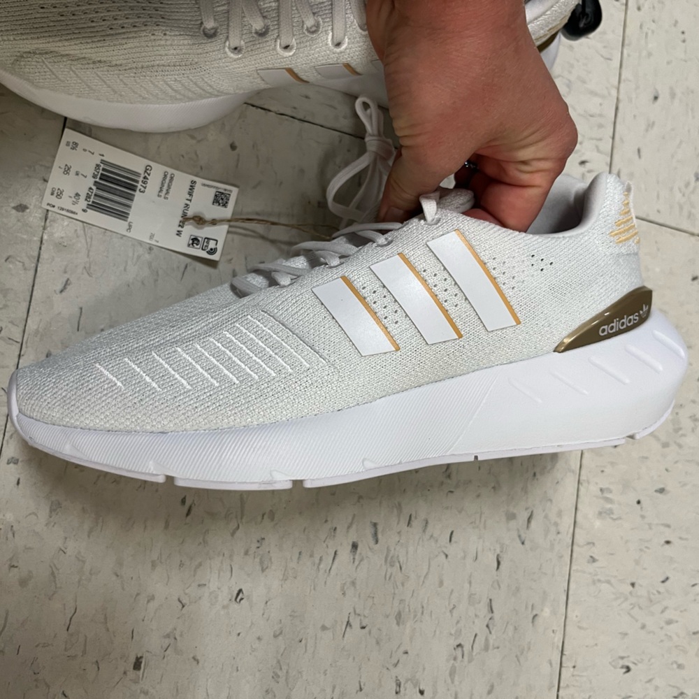 NWT ADIDAS Originals Women's Swift Run 22 Shoes white and gold size 8.5 - Picture 4 of 16